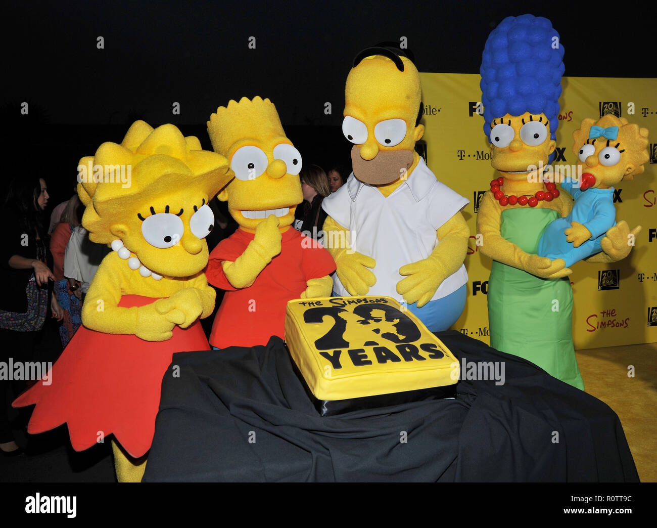 Les Simpsons Exprimes Et Le Gateau e Ann Les Simpson Parti A La Barker Hanger A Los Angeles Les Simpson Jpgthe 46 Gateau Photo Stock Alamy Les Simpsons Exprimes Et Le Gateau e Ann Les Simpson Parti A La Barker Hanger A Los Angeles Les Simpson Jpgthe 46 Gateau Photo Stock Alamy