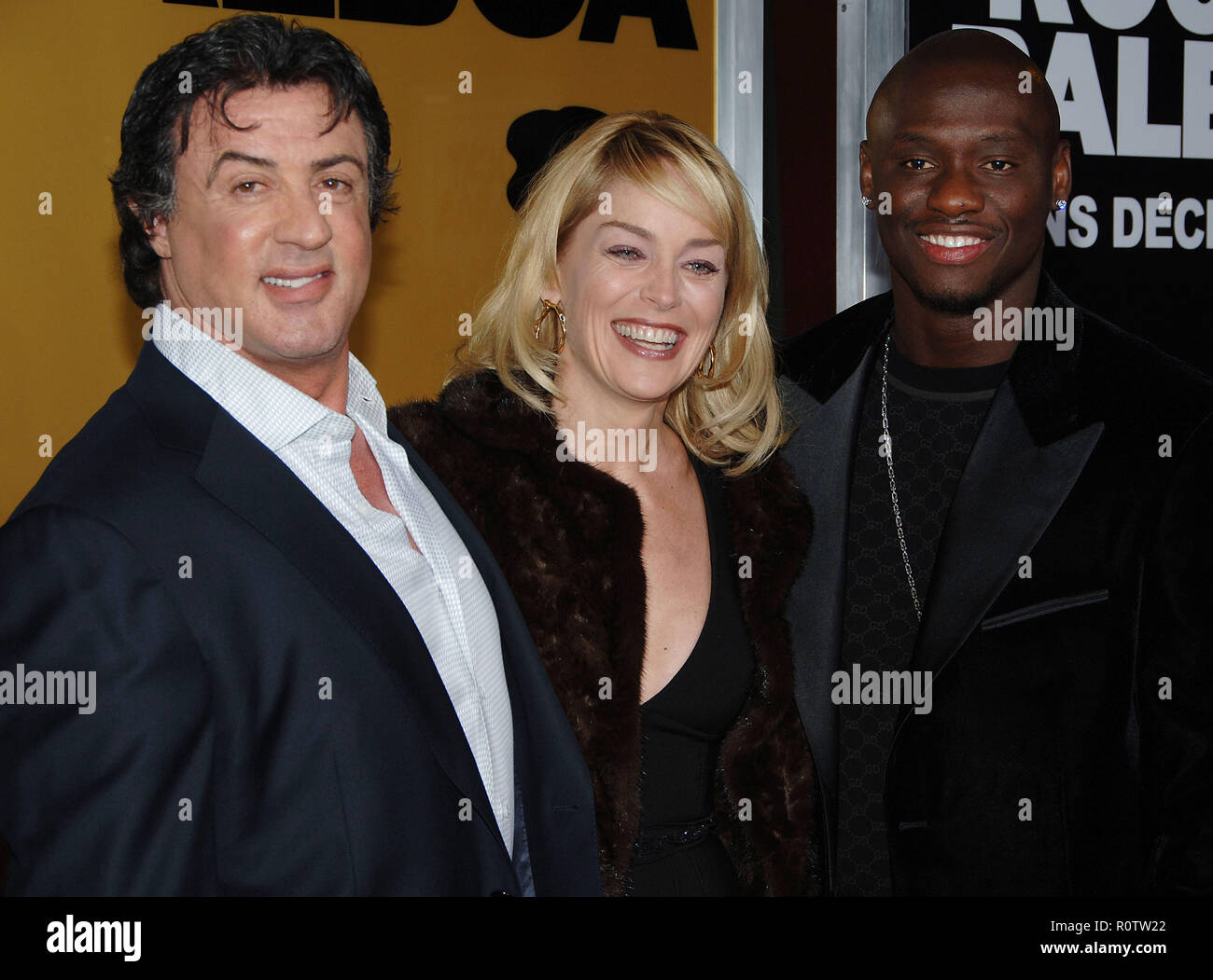 Sylvester Stallone avec Sharon Stone et Antonio Tarver arrivant à la Rocky Balboa Première au Chinese Theatre de Los Angeles. 3/4 horizintal Banque D'Images