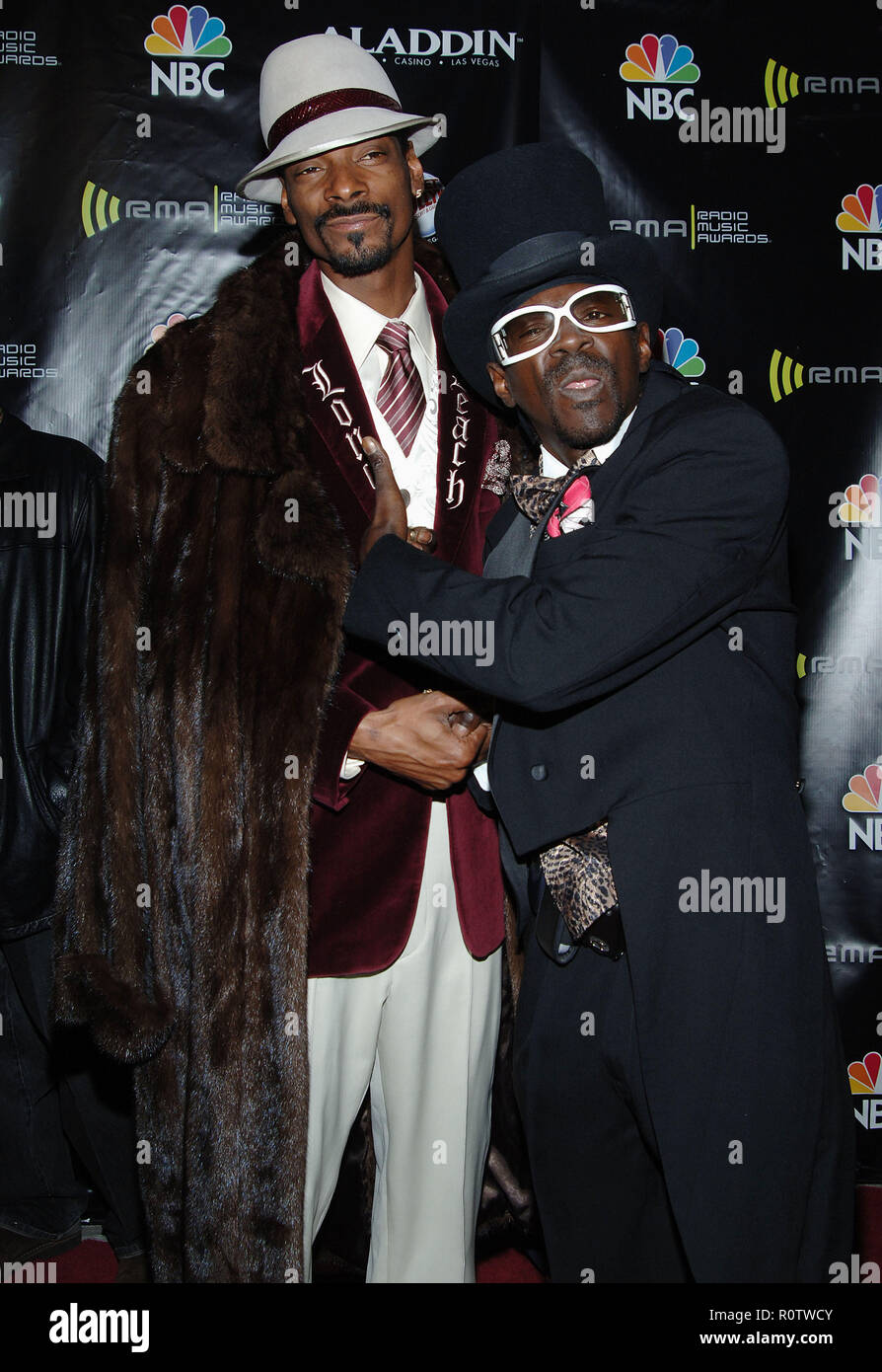 Snoop Dogg et saveur Flav arrivant à la Radio Music Awards 2005 à l'Aladdin Hotel de Las Vegas. Le 18 décembre 2005. - 07 Snoo Banque D'Images
