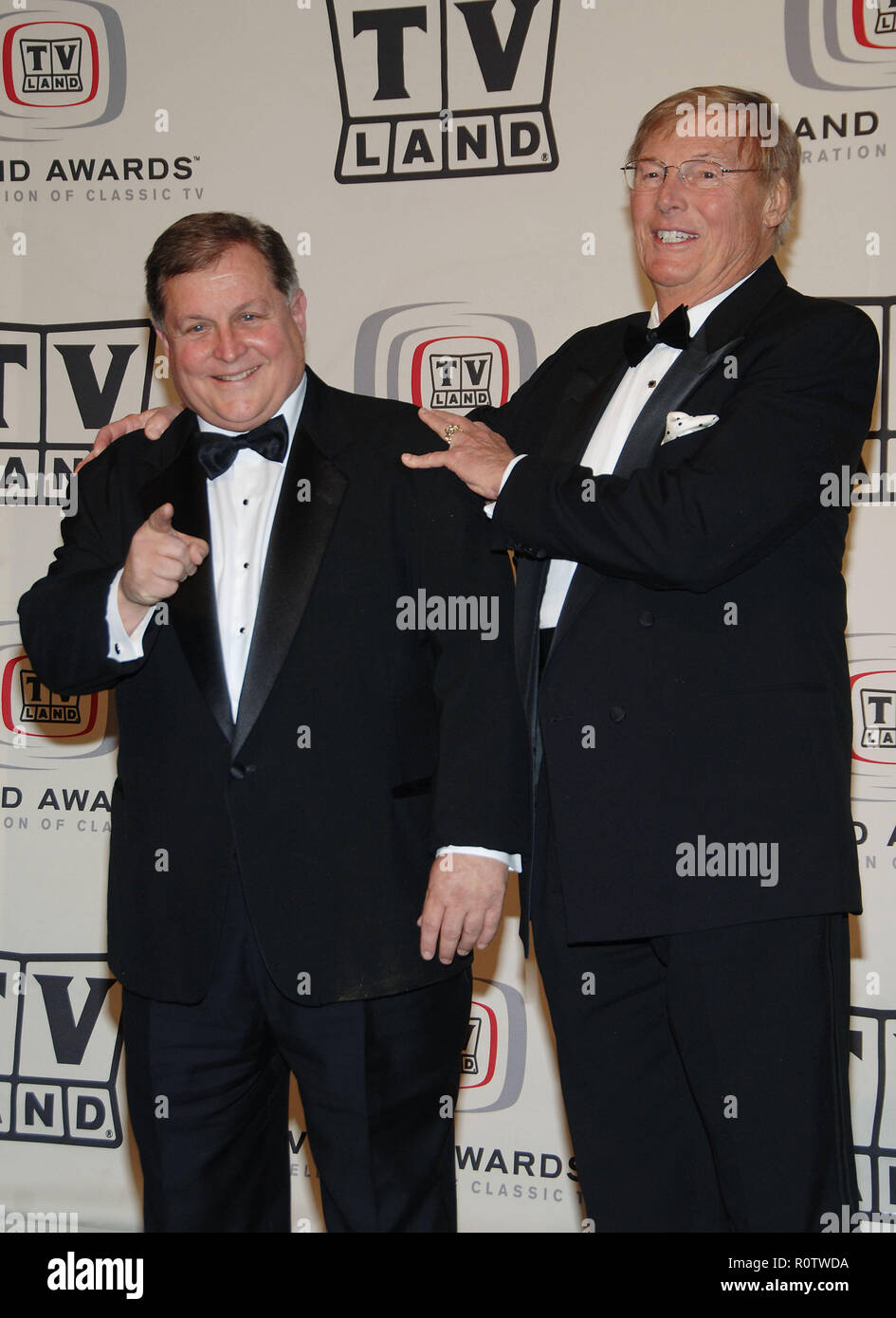 Adam West et Burt Ward (Batman et Robin) en coulisses à la TV LAND Awards au Barker Hangar à l'aéroport de Santa Monica à Los Angeles. Mars 19, 200 Banque D'Images