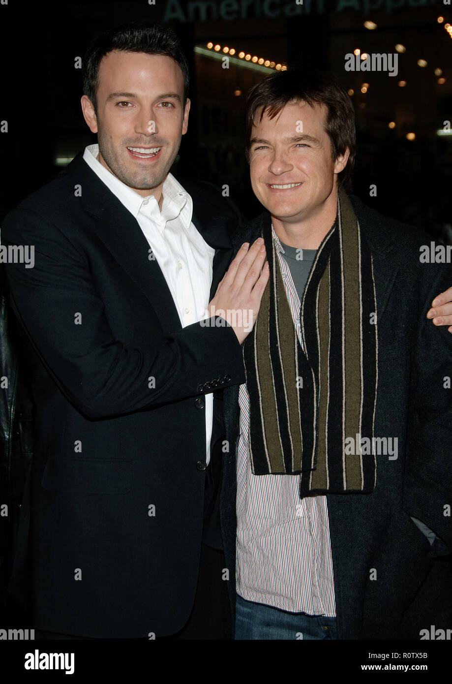 Ben Affleck et Jason Bateman arrivant à la Smokin' Aces au Chinese Theatre de Los Angeles. Le 18 janvier 2007. contact avec les yeux sourire 3/4 - Banque D'Images