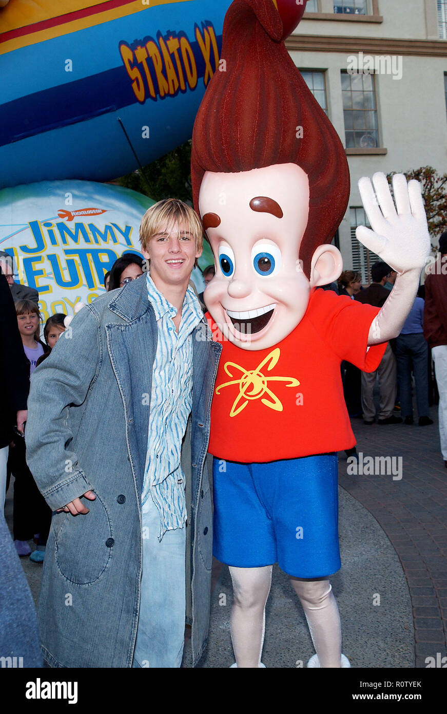 Aaron Carter posant avec Jimmy neutron à la Jimmy Neutron : Boy Genius sur le lot Paramount à Los Angeles. Le 9 décembre 2001. - Banque D'Images