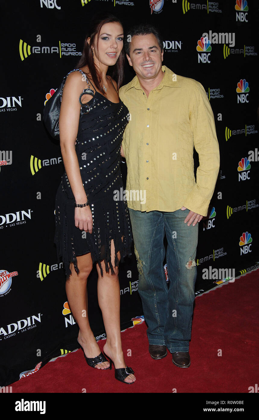 Adrienne Curry et Chris Knight en arrivant à la Radio Music Awards 2005 à l'Aladdin Hotel de Las Vegas. Le 18 décembre 2005. - C Banque D'Images