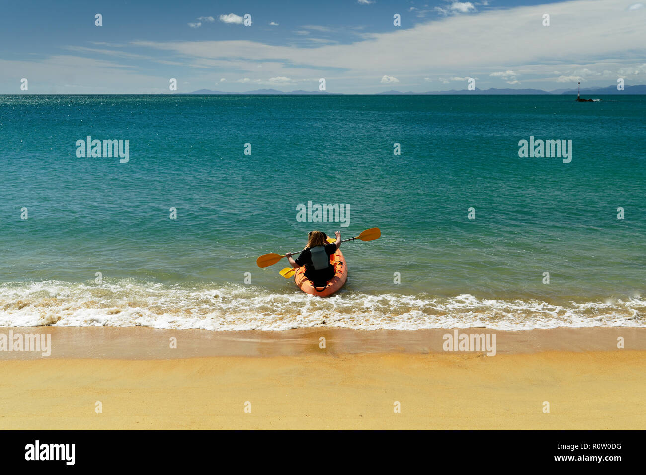 Les kayakistes de mer à Little Kaiteriteri beach, New Zealand Banque D'Images