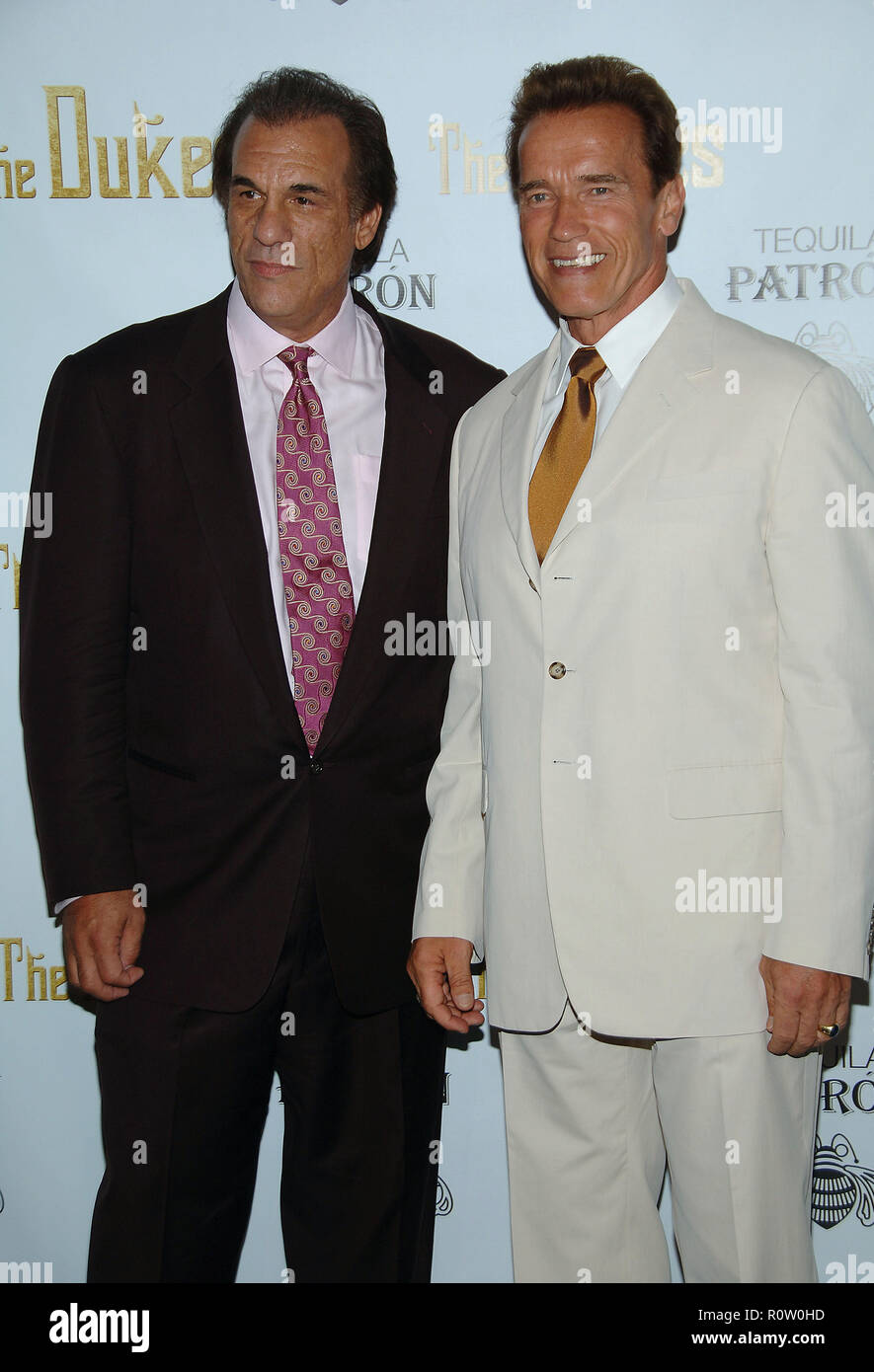 Le directeur Robert Davi et Arnold Schwarzenegger en arrivant à la ducs, projection spéciale au niveau du directeur Guild Of America à Los Angeles. Trois q Banque D'Images