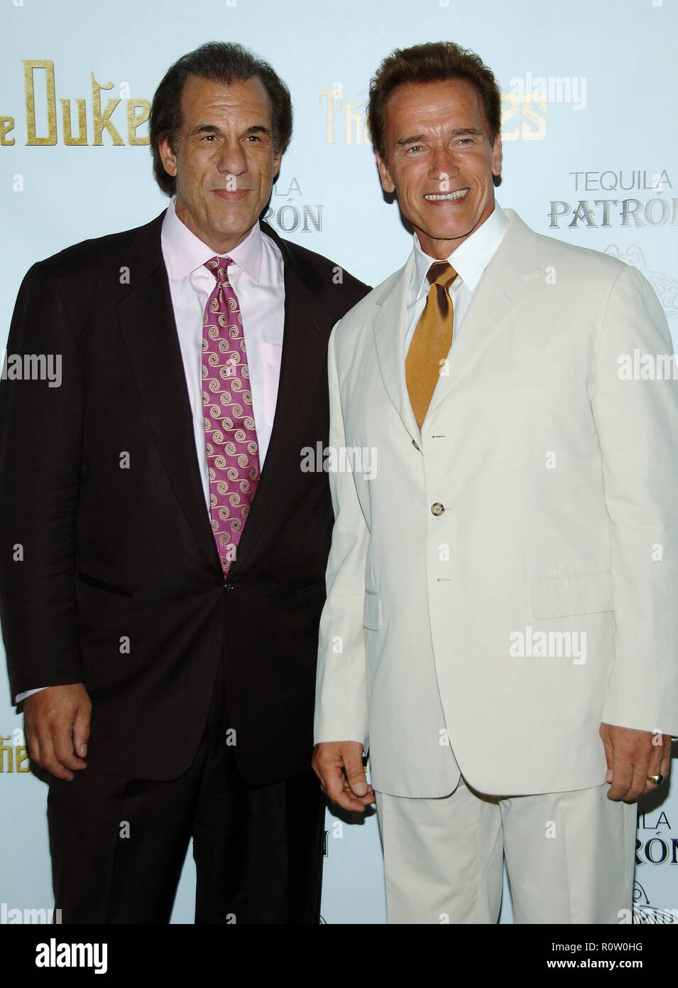 Le directeur Robert Davi et Arnold Schwarzenegger en arrivant à la ducs, projection spéciale au niveau du directeur Guild Of America à Los Angeles. Trois q Banque D'Images