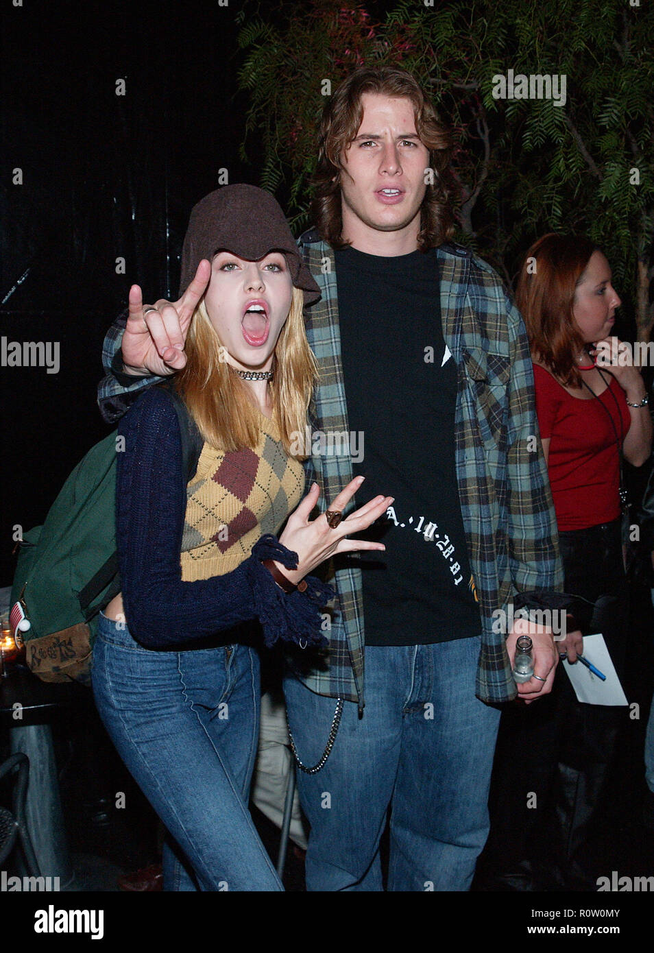 Majandra Delfino et Brendan Fehr posant à l'UPN partie privée pour les acteurs de Roswell et les gagnants des 20 grands concours sur radio nationale du marché Banque D'Images