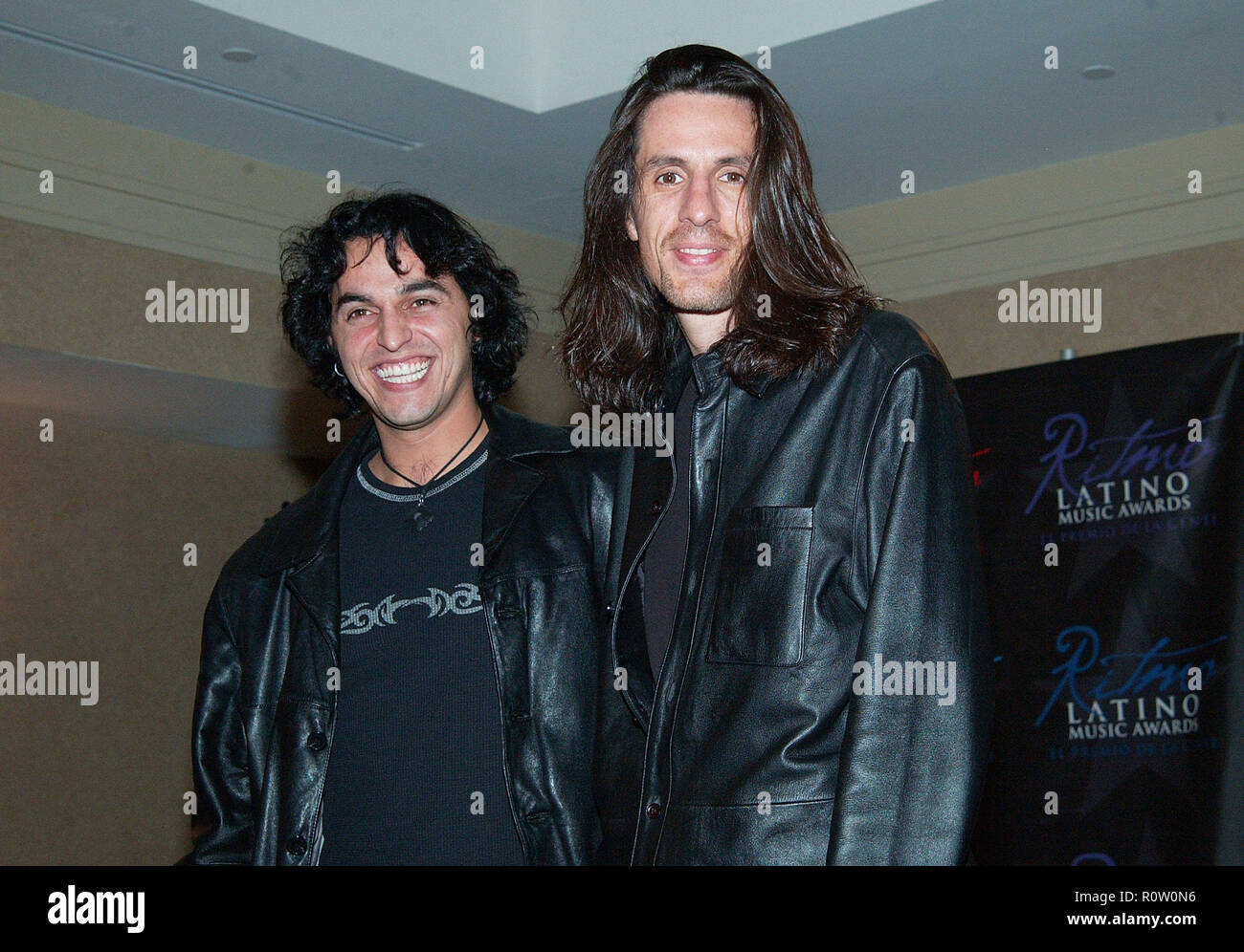Santino et Walter della Torre (Gruppo Liquido) en coulisses à la Ritmo Latino Music Awards 2002 au Kodak Theatre de Los Angeles. Le 25 octobre 2002. Banque D'Images