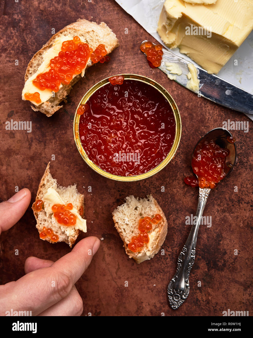 Salmon caviar rouge à tin et sandwiches Banque D'Images