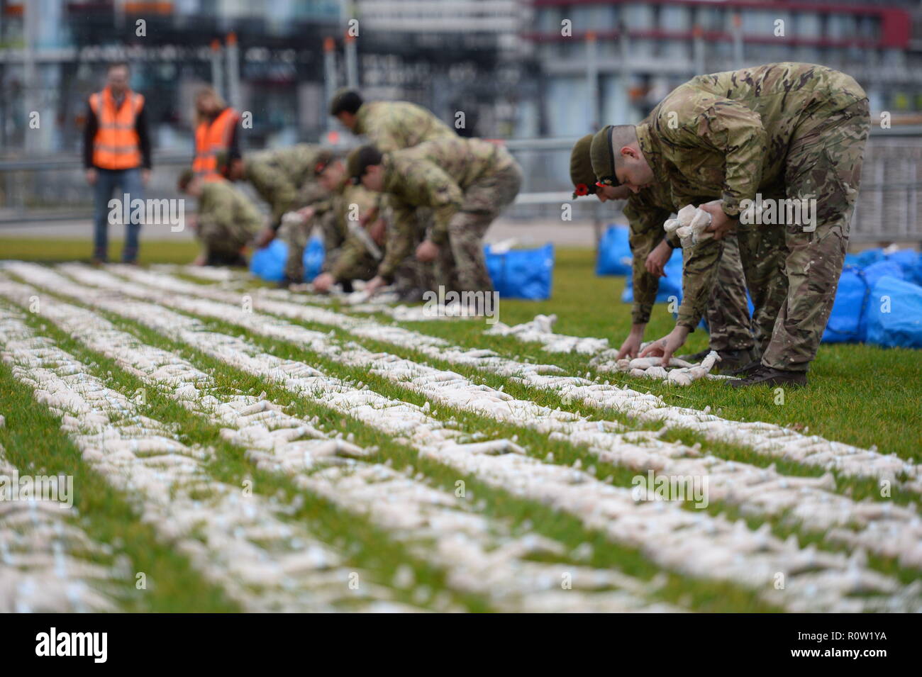 Les chiffres sont mis en place que l'artiste Rob entendu dévoile son linceul de la somme de l'installation, en l'honneur des morts de la Première Guerre mondiale, au Queen Elizabeth Olympic Park de Londres. Banque D'Images