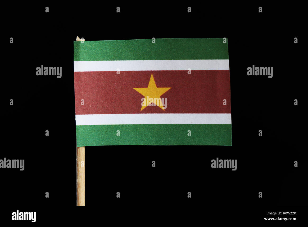 Un drapeau officiel du Suriname pour cure-dents sur fond noir. Un trait horizontal de triband vert et rouge avec une grande bordure blanche avec la grande étoile jaune Banque D'Images