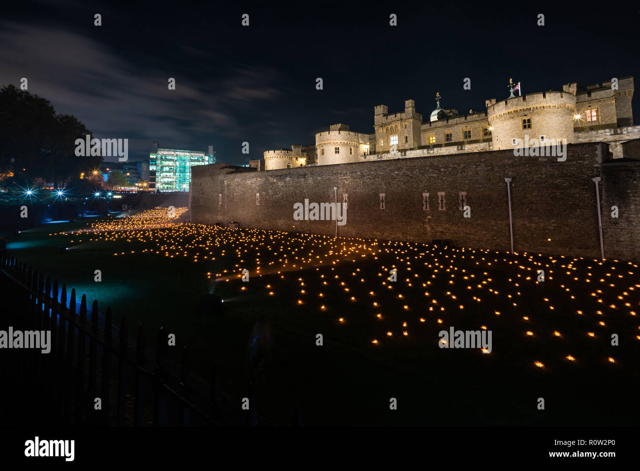 "Au delà de l'aggravation de la Shadow' l'installation sur la Tour de Londres moat par Tom Piper et artiste sonore Mira Calix marque centenaire de la fin de la première WW Banque D'Images