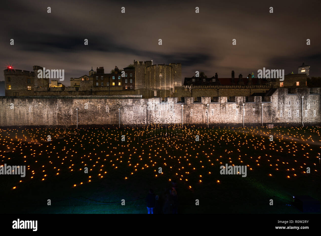 "Au delà de l'aggravation de la Shadow' l'installation sur la Tour de Londres moat par Tom Piper et artiste sonore Mira Calix marque centenaire de la fin de la première WW Banque D'Images