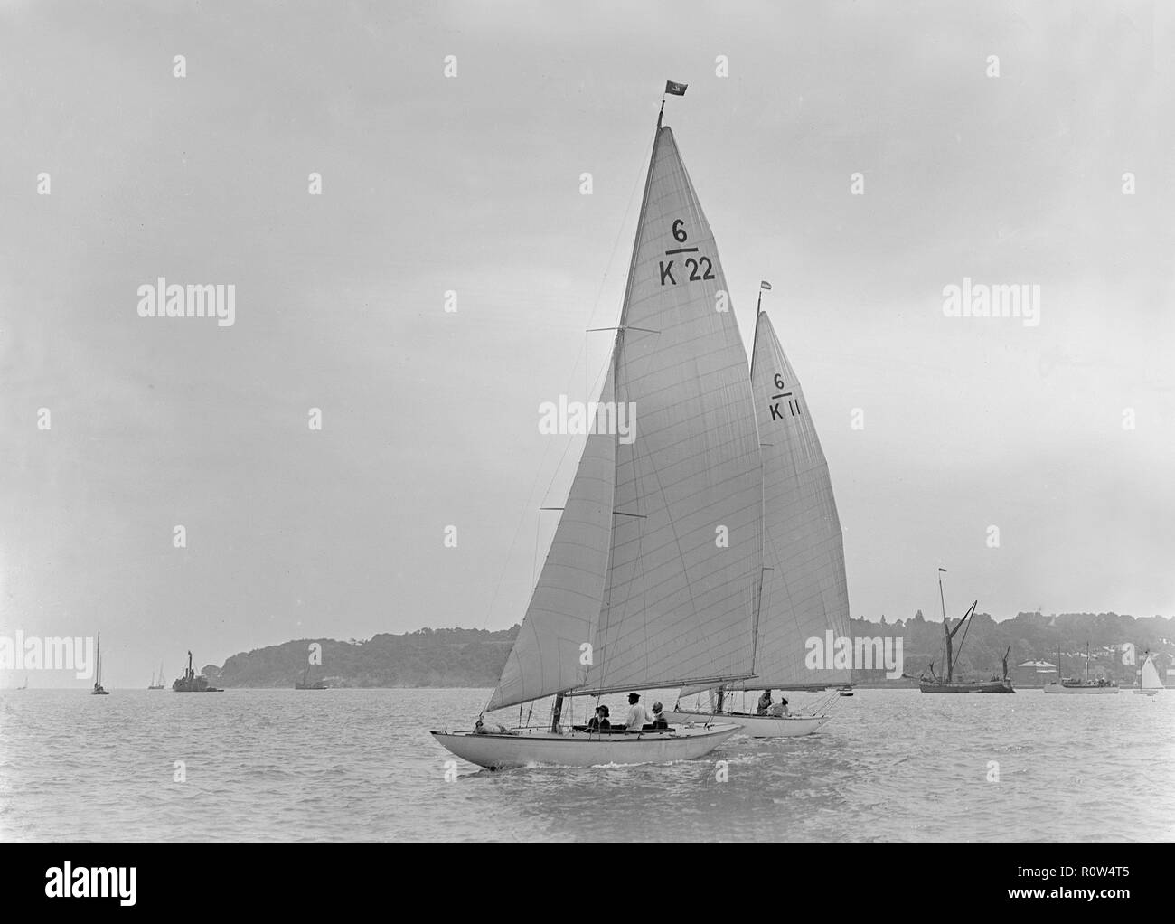 La classe de 6 mètres, l'aide "Marion" (K22) et "Freesia" (K11), 1921. Créateur : Kirk & Sons de Cowes. Banque D'Images