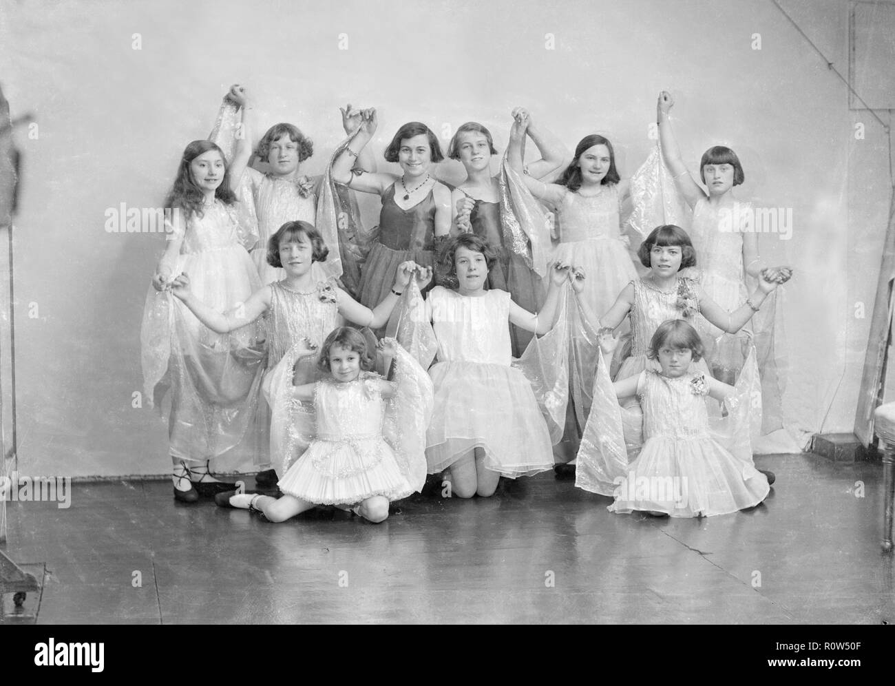 Des filles dans un spectacle, c1935. Créateur : Kirk & Sons de Cowes. Banque D'Images