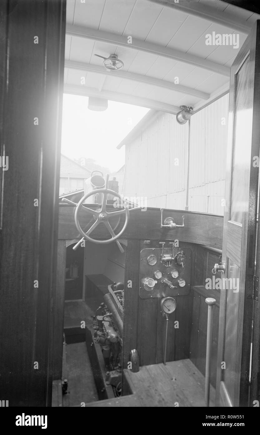 Pilotage et maintenez sur cabin cruiser D.G.S.P., 1913. Créateur : Kirk & Sons de Cowes. Banque D'Images
