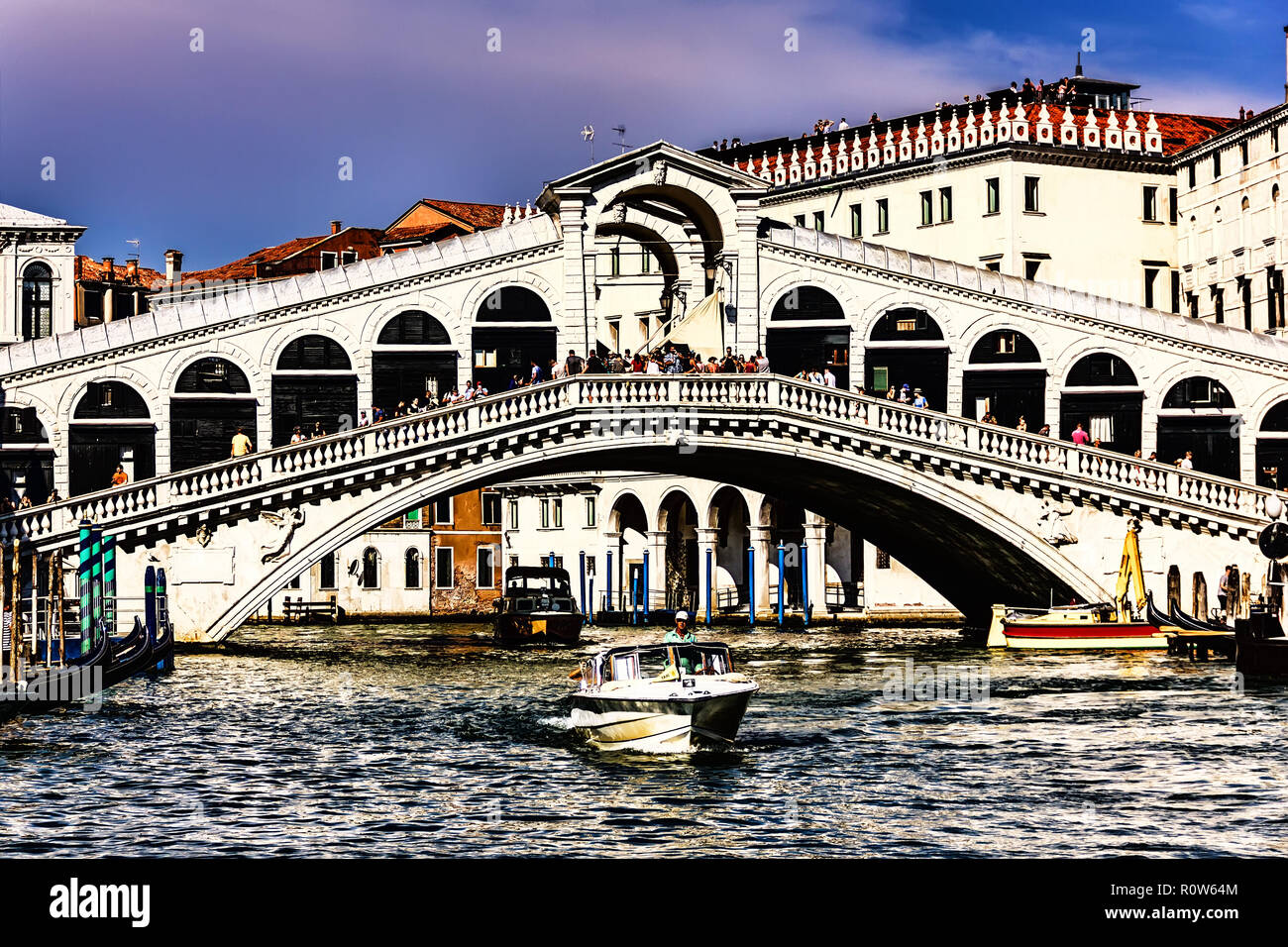 Le pont du Rialto et un vaporetto, carte postale de Venise Banque D'Images