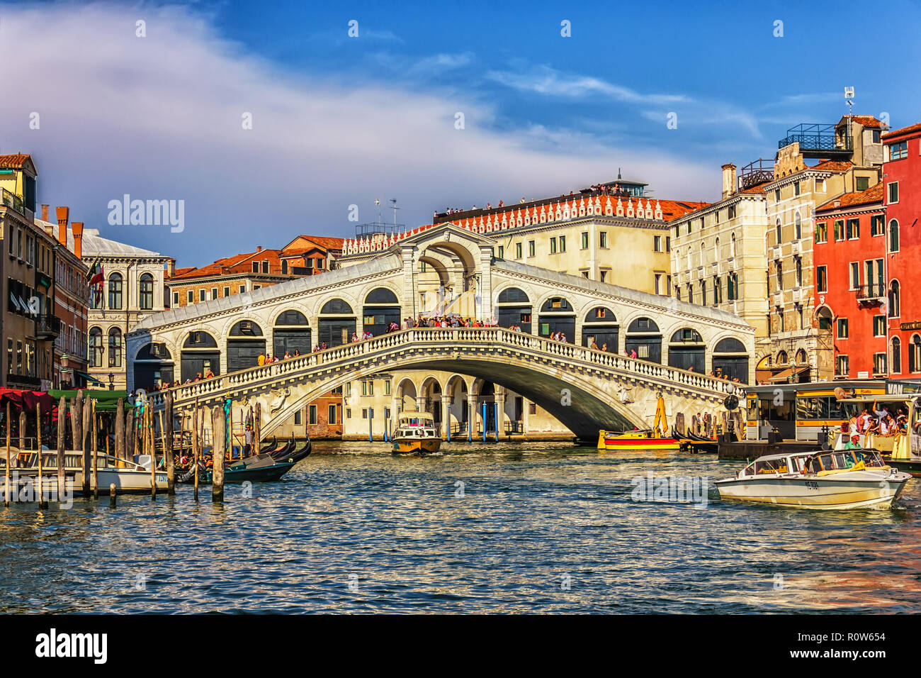 Venise, Italie - 22 août 2018 : le pont du Rialto, un vaporetto, un ferry à quai et gondoles de Grand Canal Banque D'Images