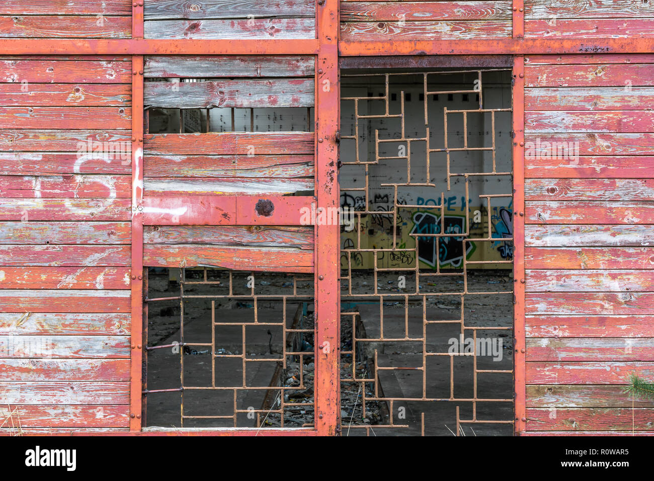Ancienne usine industrielle entrée avec porte en bois endommagées de l'industrie abandonnés Banque D'Images