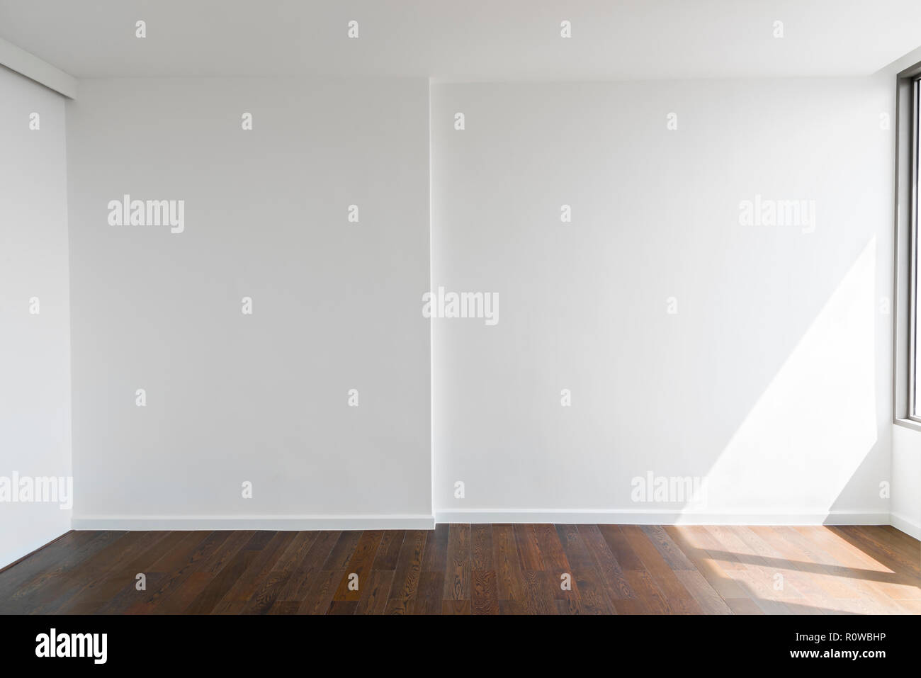 Résumé fond de blanc à blanc mur de béton à la maison ou bureau avec plancher en bois. Photo pour ajouter du texte message. Toile de l'art de la conception du travail. Banque D'Images