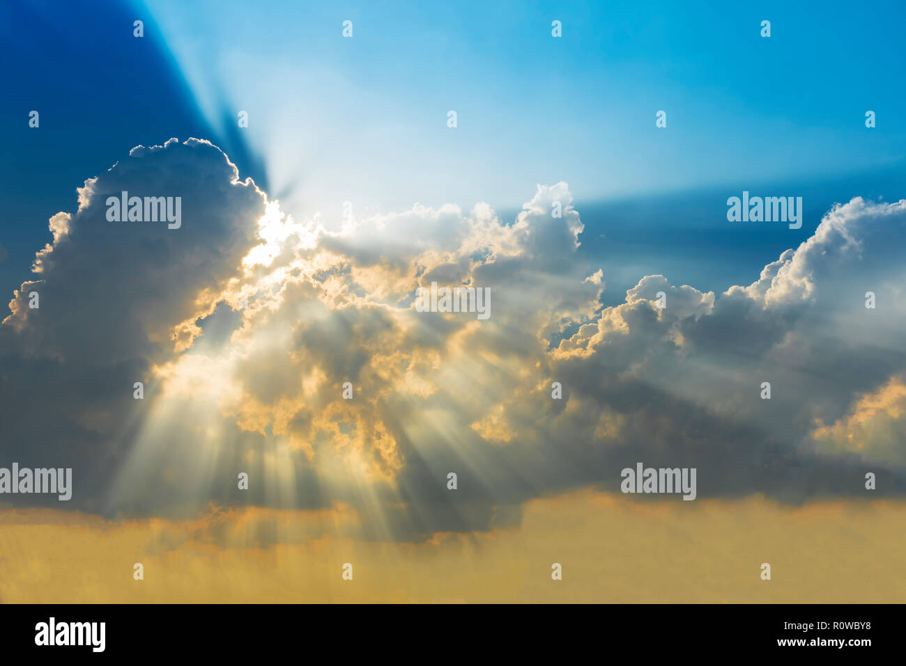 Ciel de coucher du soleil avec le cloud et Sun Ray. Arrière-plan de la nature. Miracle, l'espoir, ou de nature extraordinaire concept. Banque D'Images