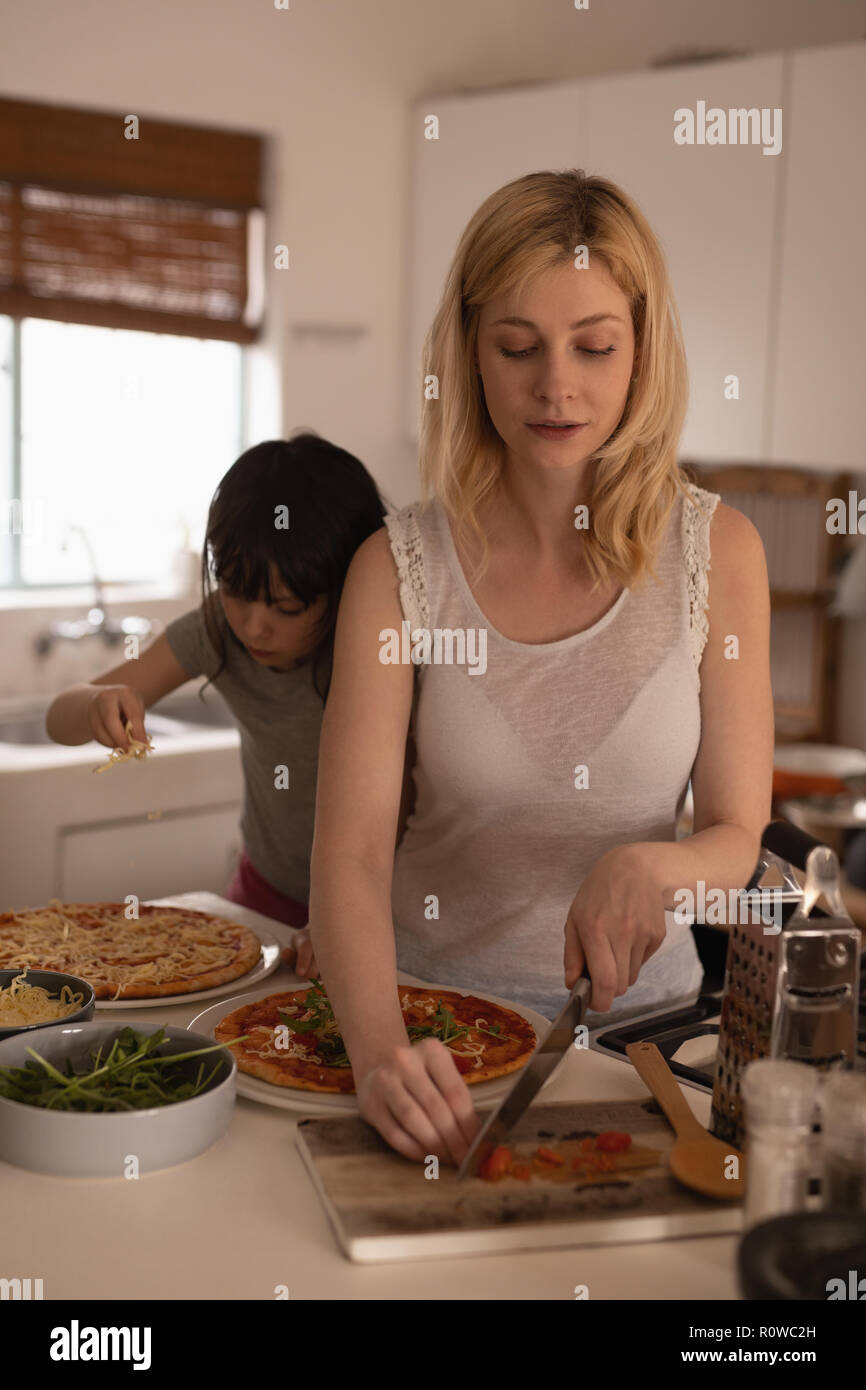 Mère et fille de préparer un repas dans la cuisine Banque D'Images