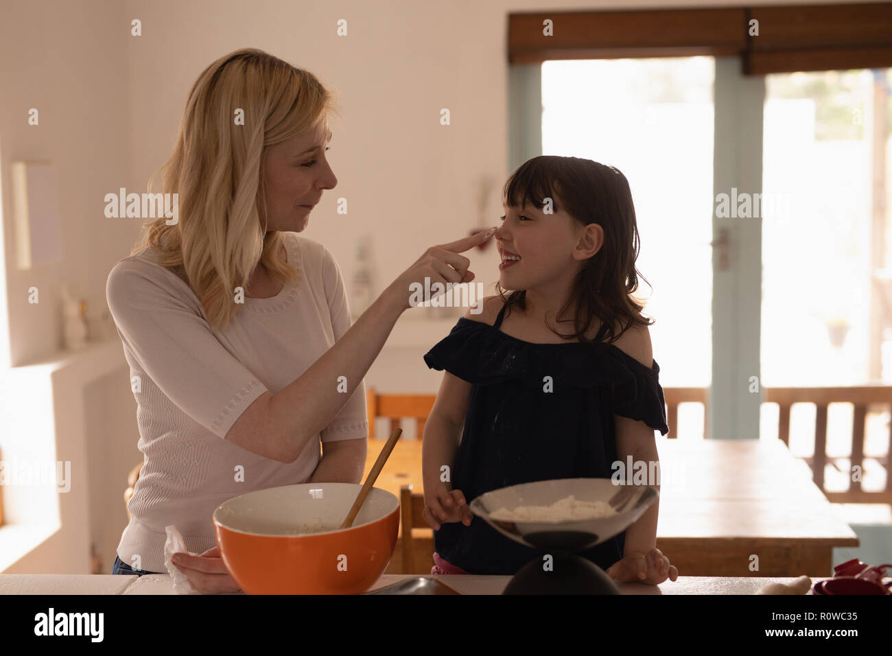 Mère et fille de préparer un repas dans la cuisine Banque D'Images