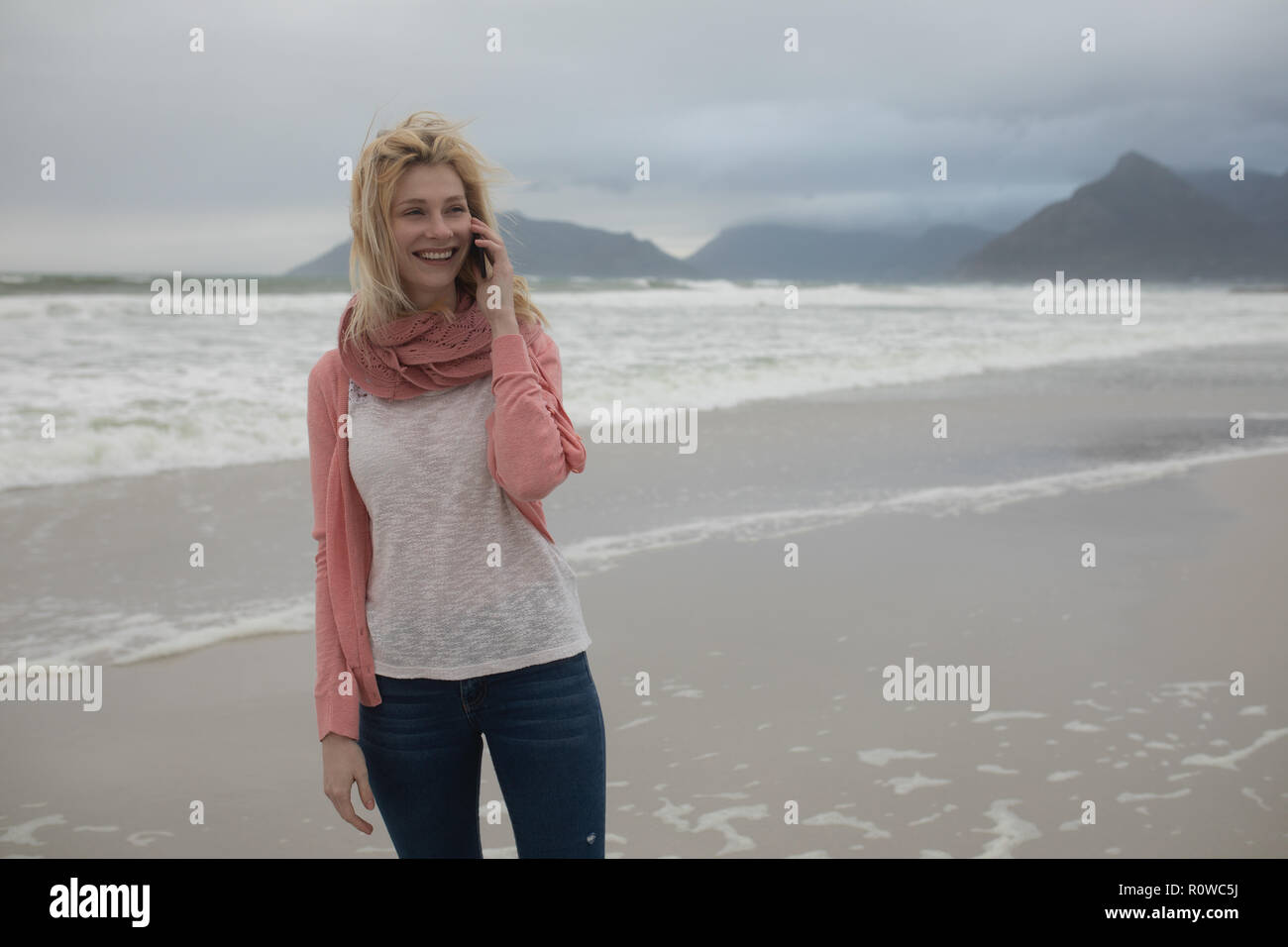 Woman talking on mobile phone dans la plage Banque D'Images