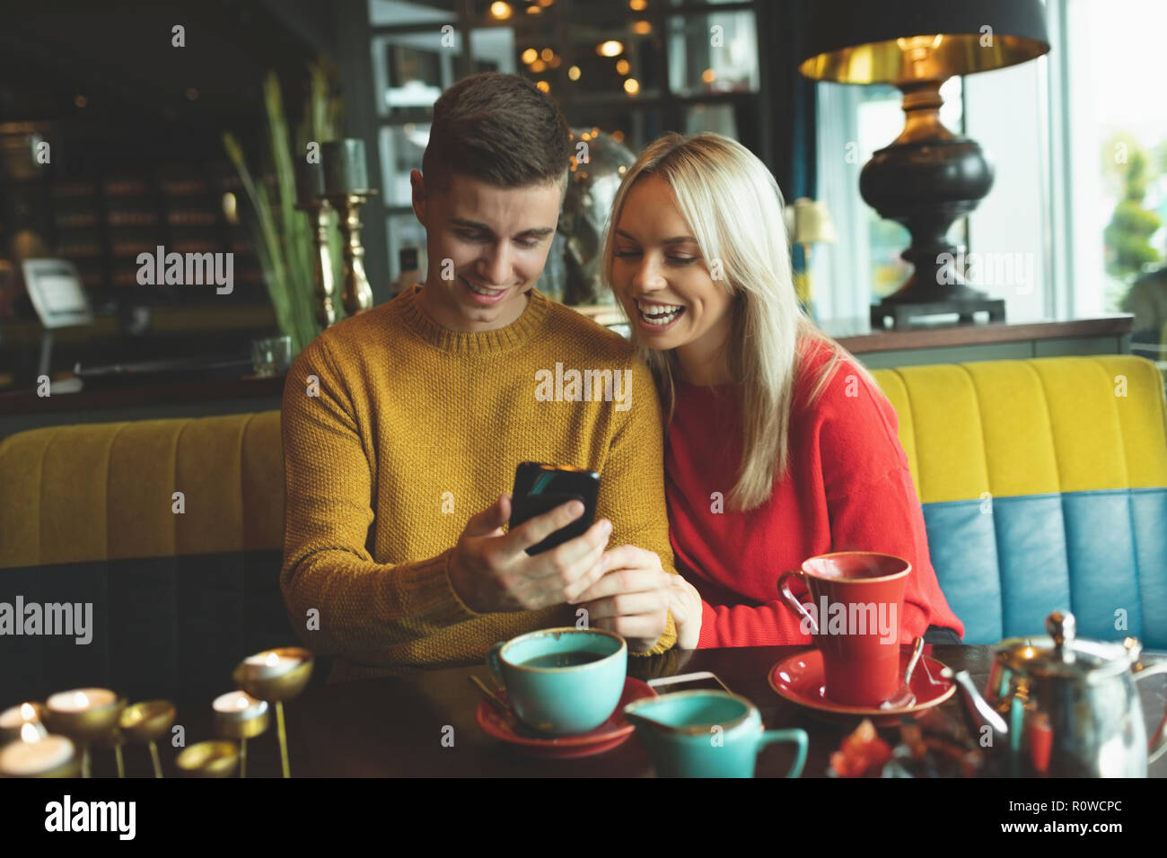 Couple looking at mobile phone Banque D'Images