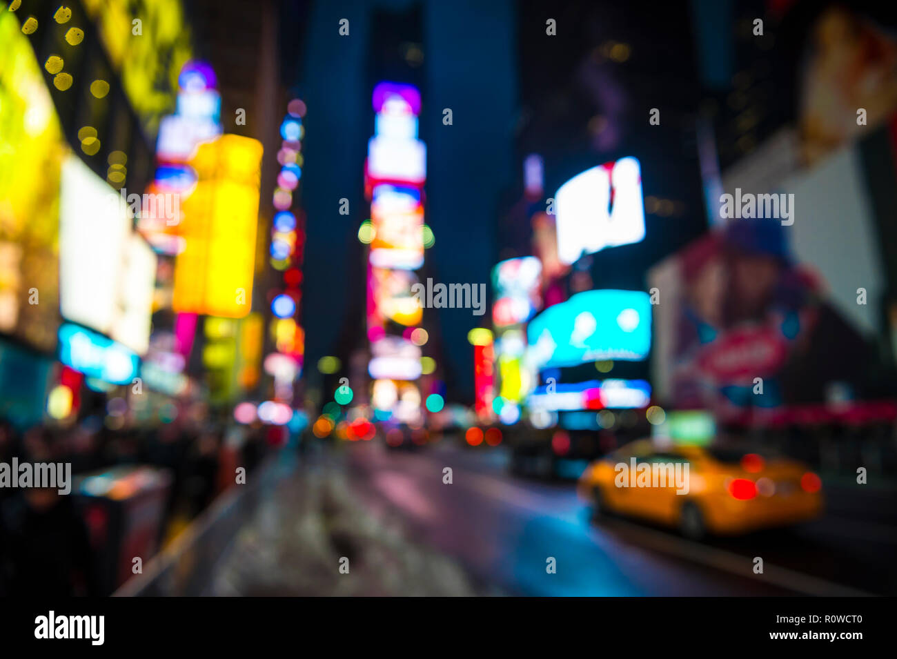 Résumé Compte tenu de la défocalisation de néons lumineux et de trafic de Times Square sous un ciel crépuscule à New York City, USA Banque D'Images