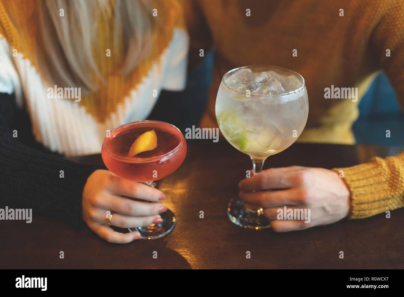 Couple holding cocktail glass in restaurant Banque D'Images