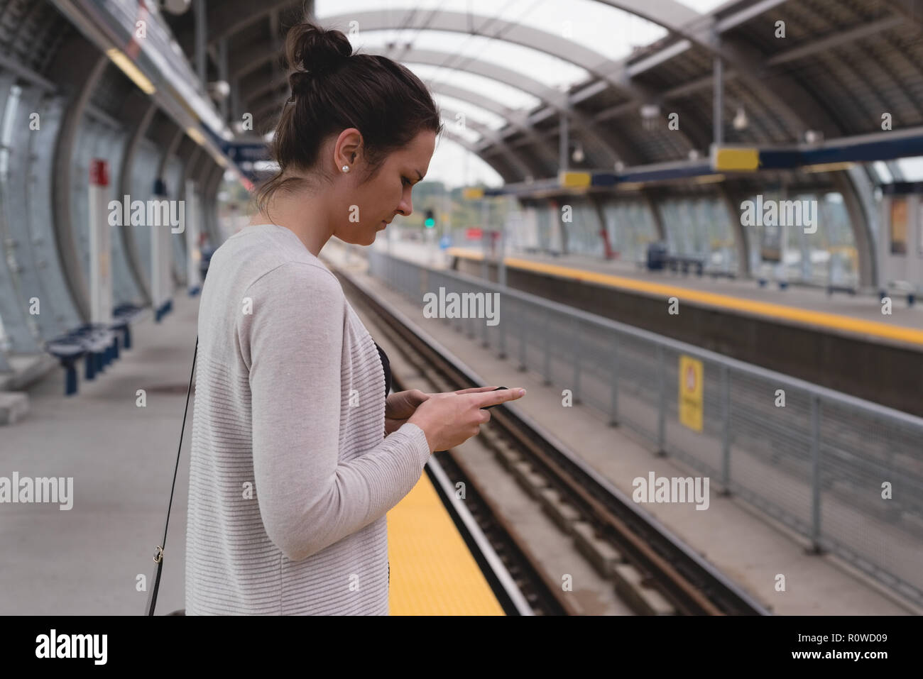Femme à l'aide de la plate-forme sur téléphone mobile Banque D'Images