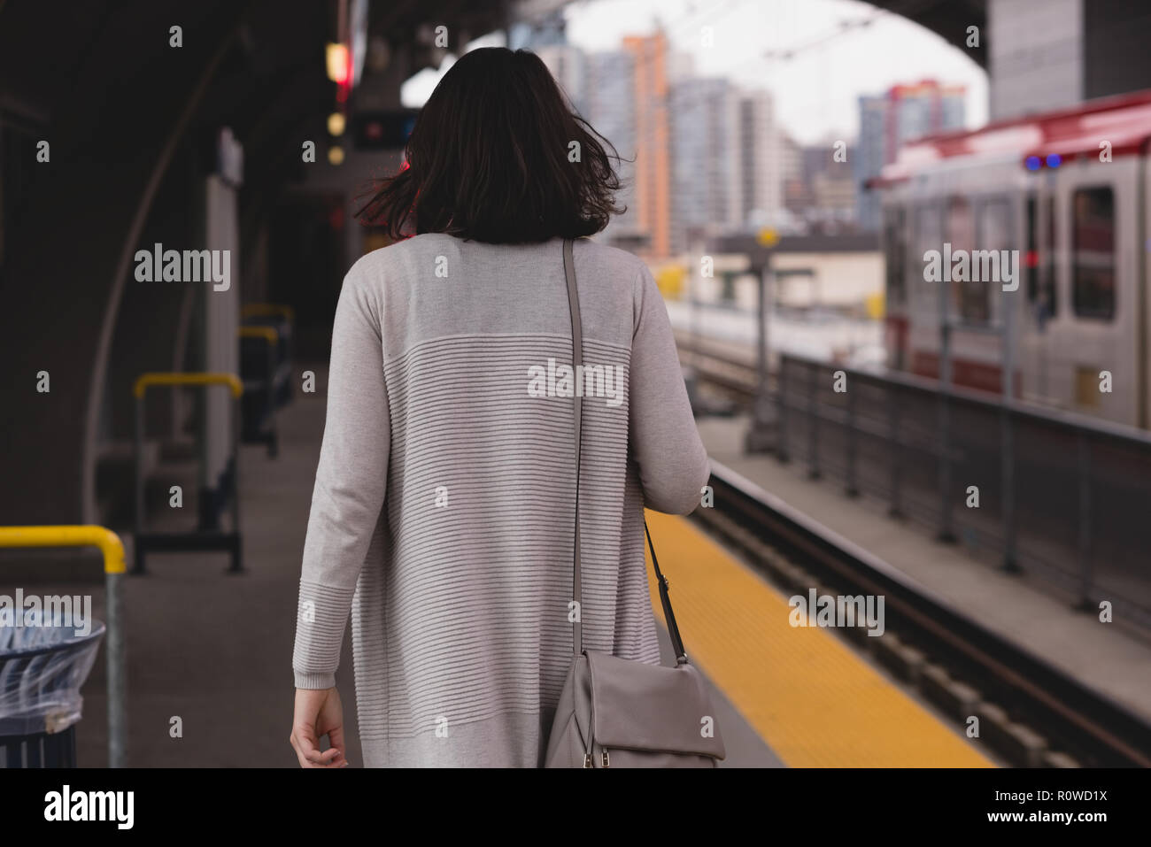 Femme marche sur la plate-forme à la gare Banque D'Images