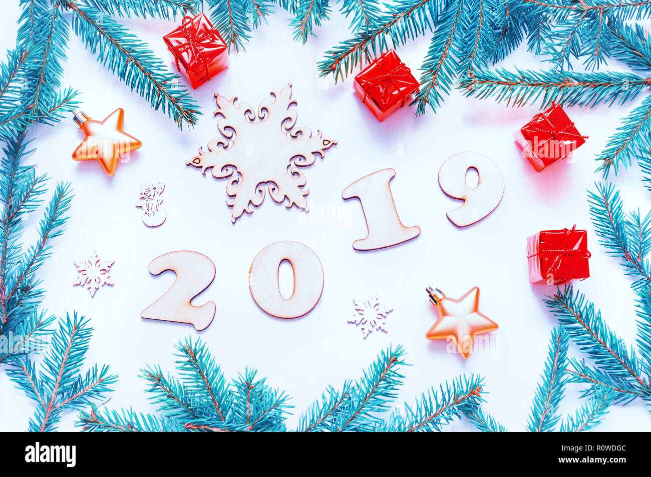 Nouvelle année 2019 avec l'arrière-plan, les chiffres 2019 des jouets de Noël, branches de sapin. Mise à plat, vue de dessus de nouvelle année 2019 la vie encore de fête Banque D'Images