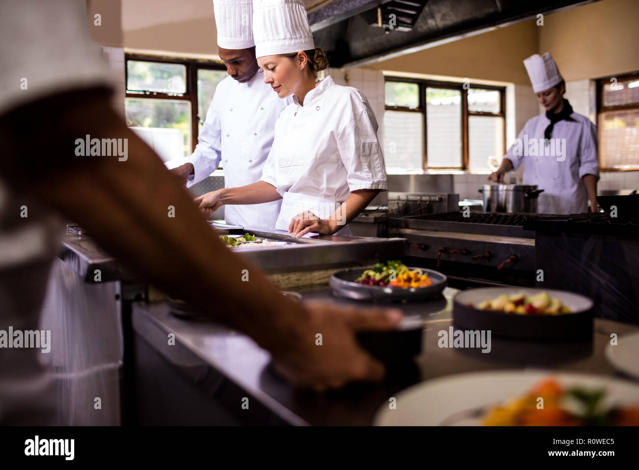 Chefs working in kitchen Banque D'Images