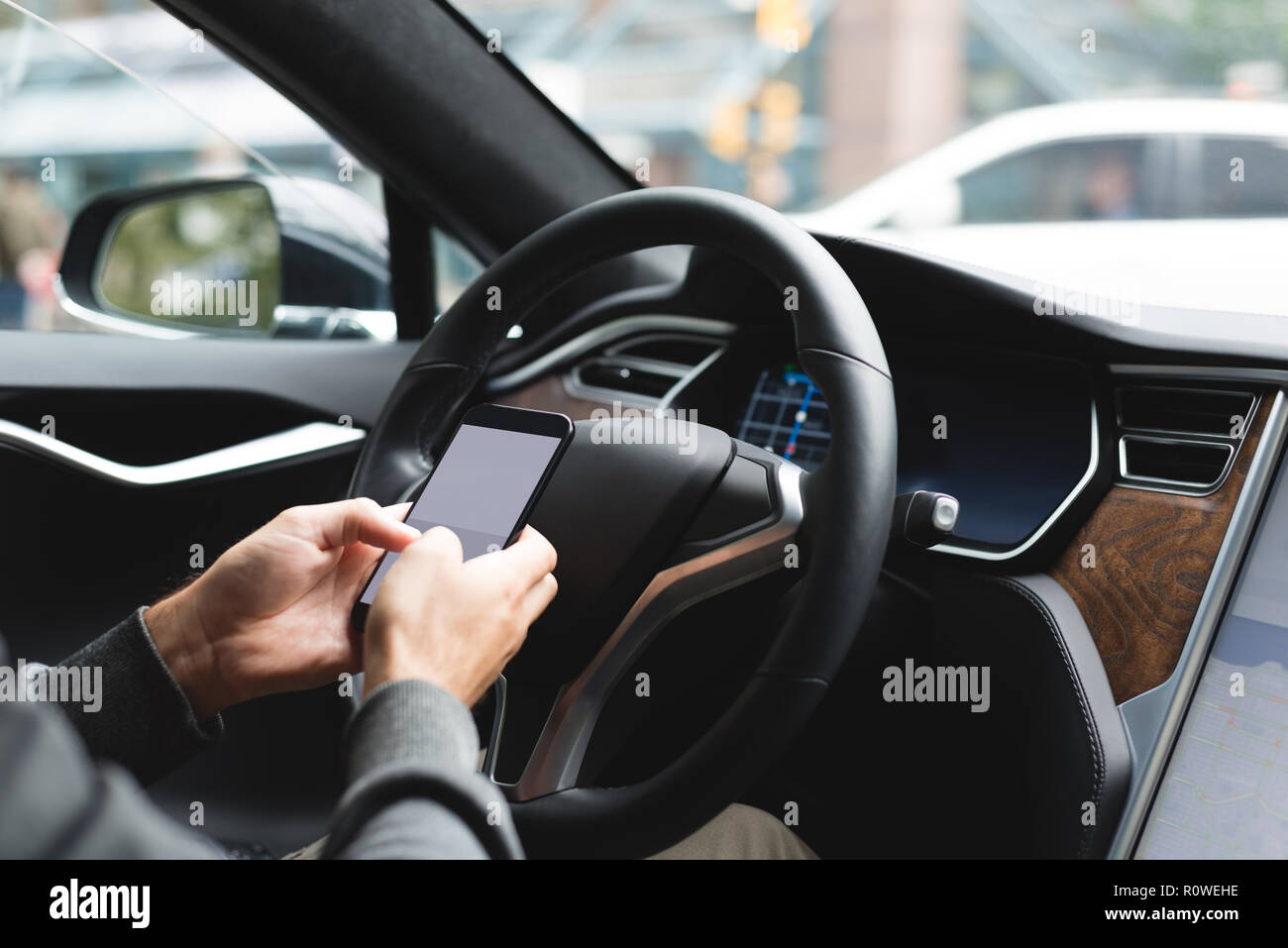 L'homme à l'aide de téléphone mobile dans une voiture Banque D'Images