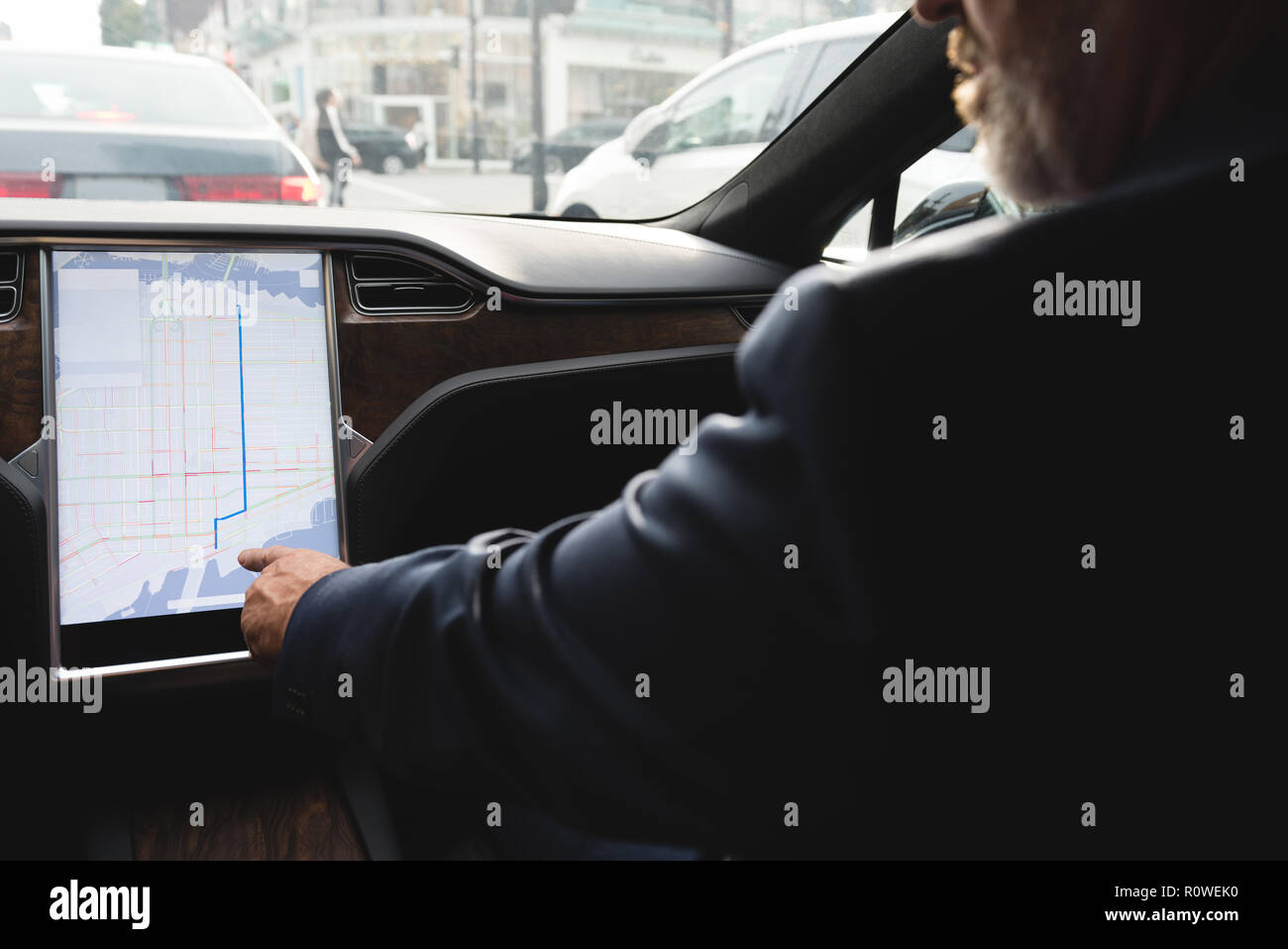 Portrait navigator carte tout en conduisant une voiture Banque D'Images