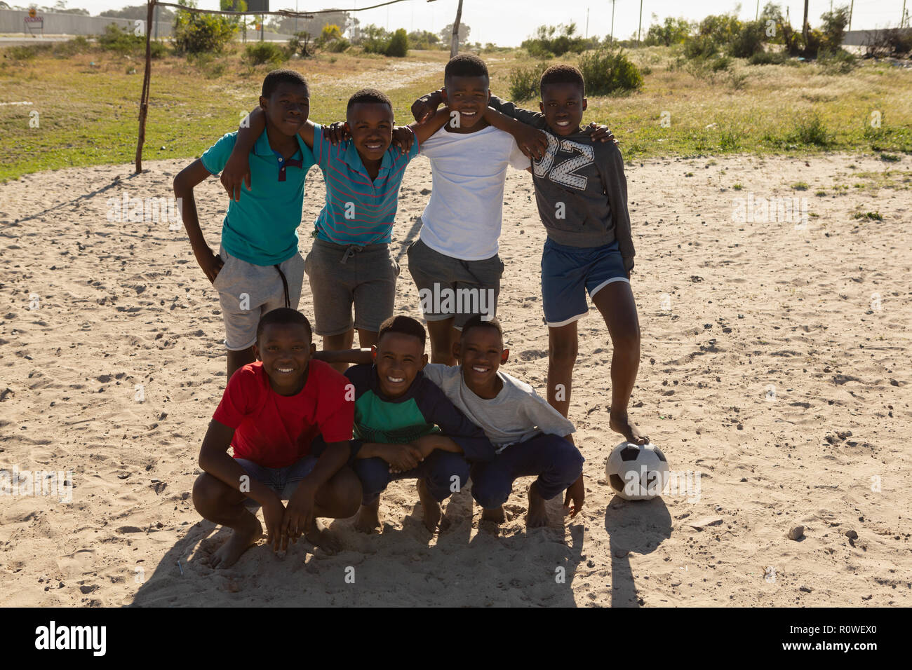 Les enfants posant ensemble dans le sol Banque D'Images