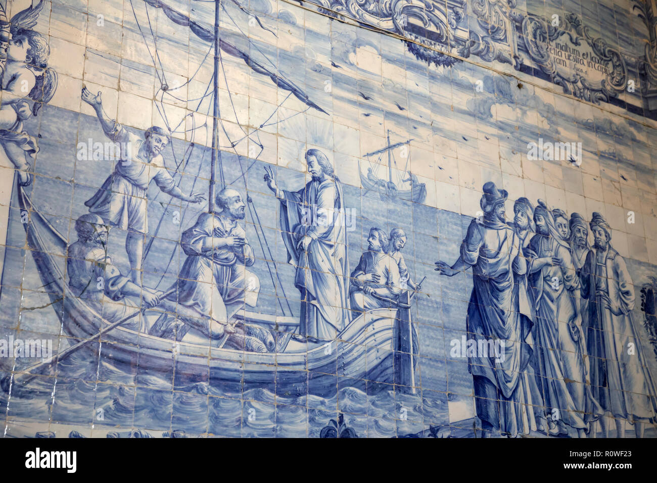 Tuiles Azulejo représentant une scène de la bible sur le mur intérieur de l'Igreja de São Pedro de Palmela Banque D'Images