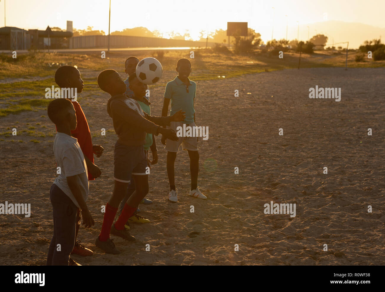 Les enfants jouaient au football dans le sol Banque D'Images