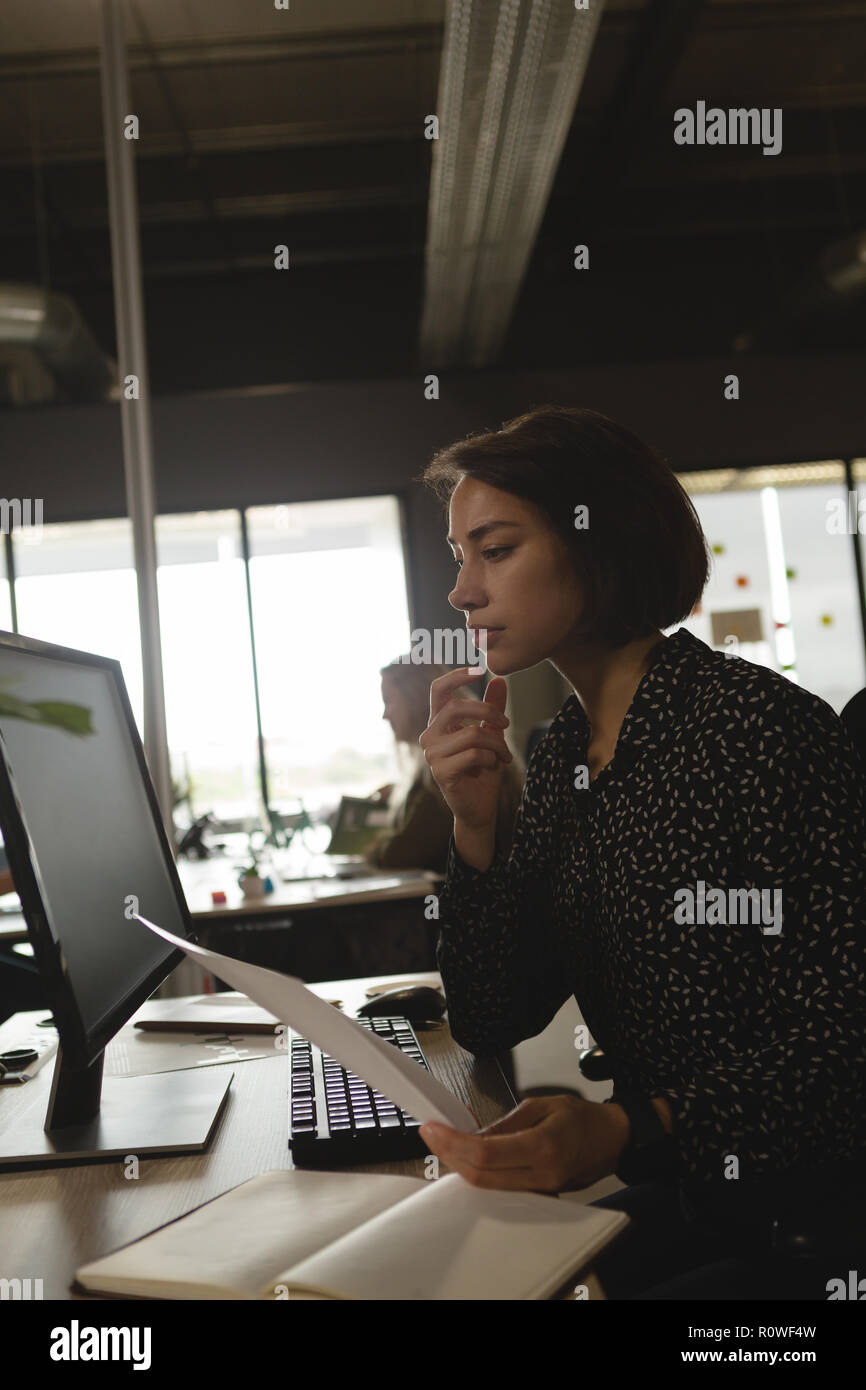 Executive working at desk in office Banque D'Images