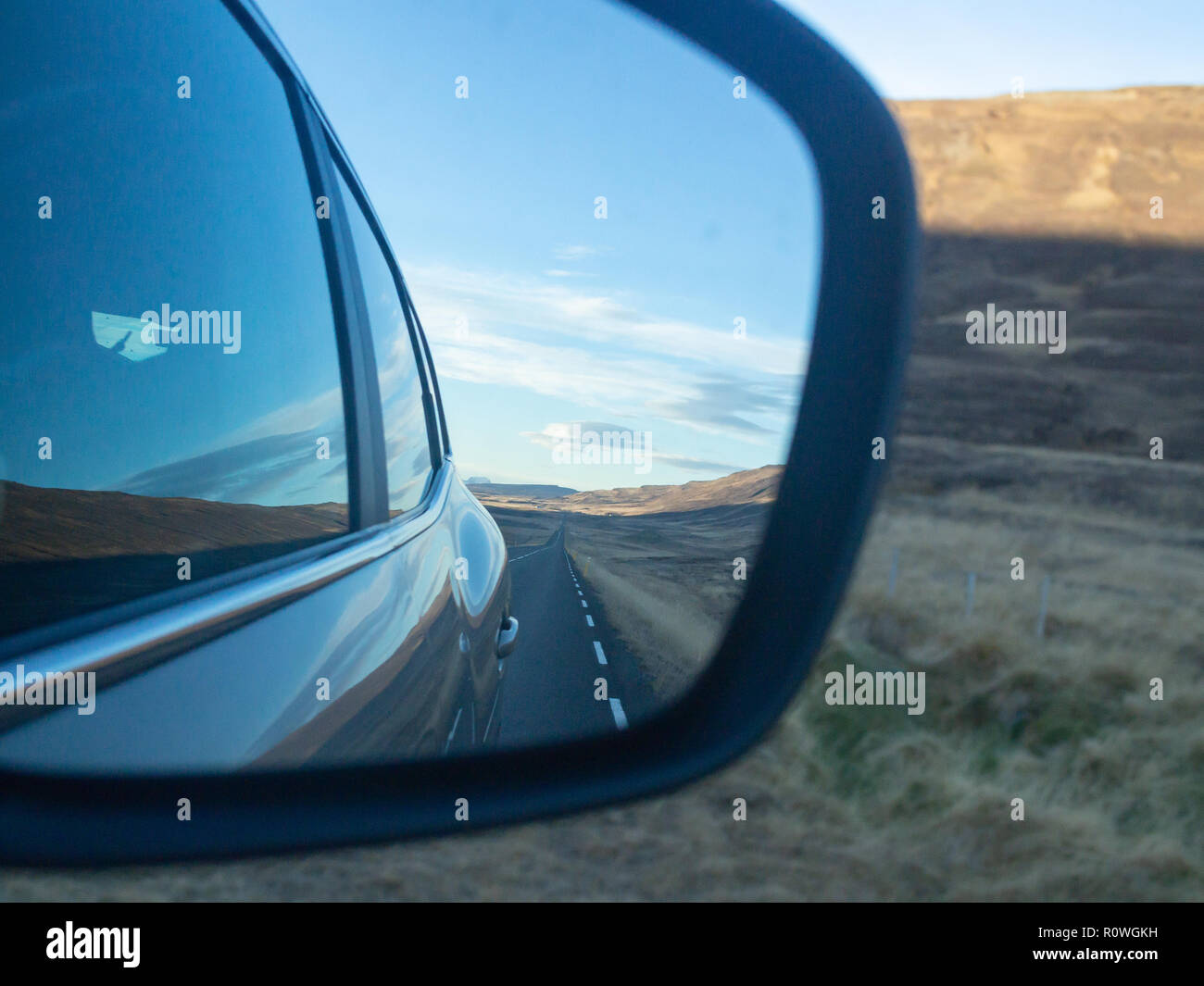 L'Islande à vélo un chemin dans le miroir de voiture vue arrière Banque D'Images