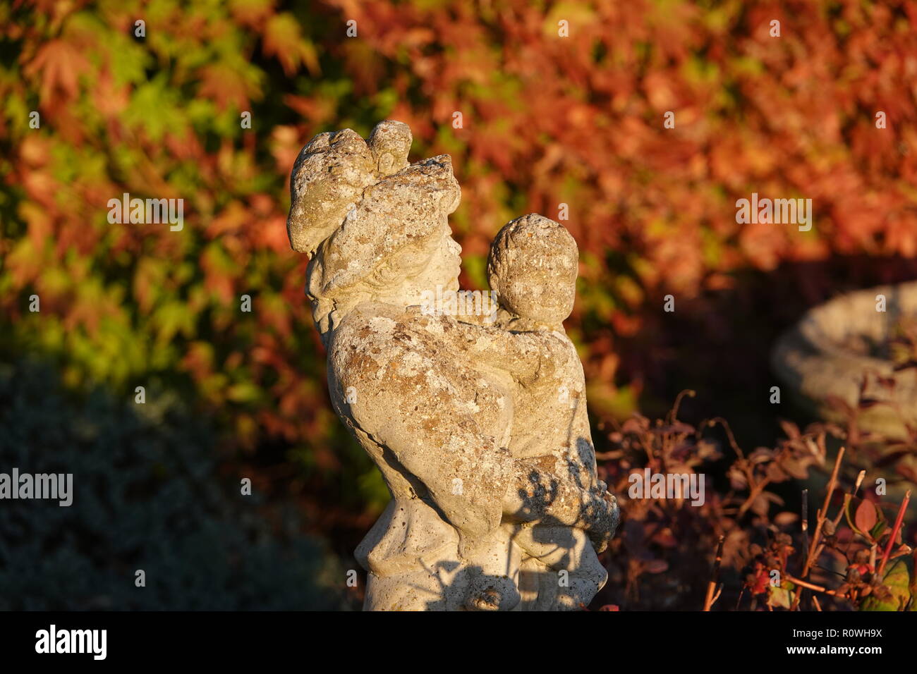 La mère et l'enfant statue de jardin en fonte patiné Banque D'Images