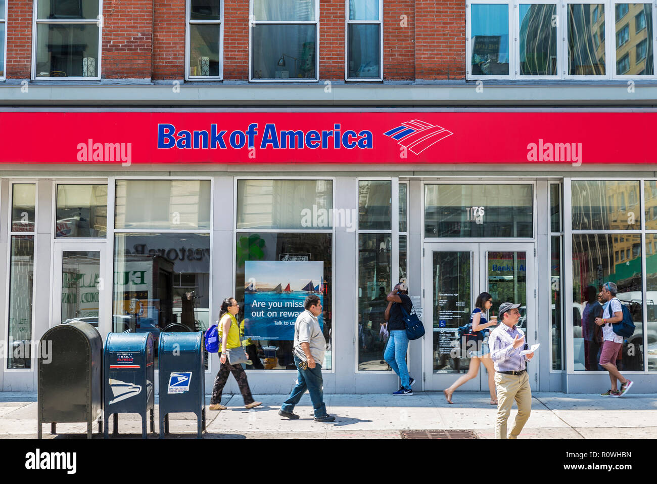 La ville de New York, USA - Le 26 juillet 2018 : Façade d'une succursale bancaire de la Banque d'Amérique sur la rue avec les gens autour de New York City, USA Banque D'Images