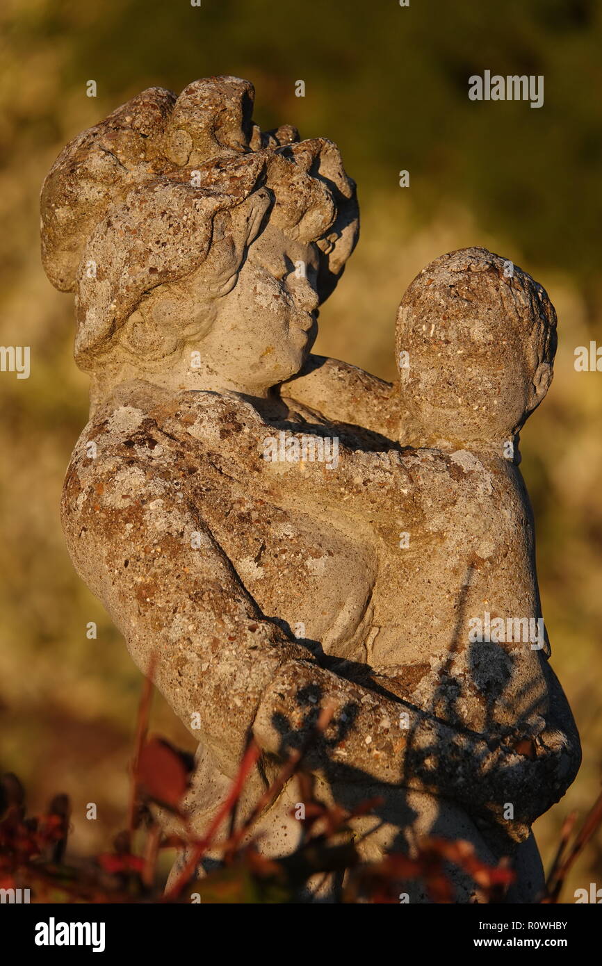 La mère et l'enfant statue de jardin en fonte patiné Banque D'Images
