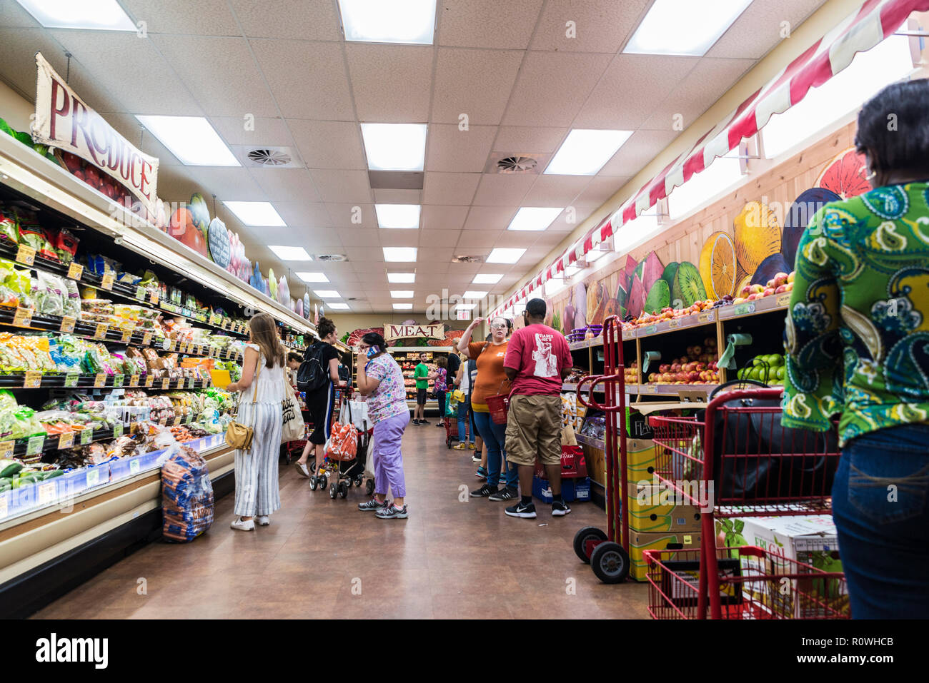 La ville de New York, USA - Le 26 juillet 2018 : Les gens d'acheter dans un supermarché de Brooklyn à New York City, USA Banque D'Images