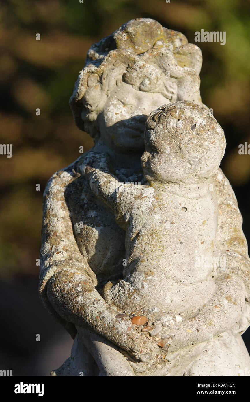 La mère et l'enfant statue de jardin en fonte patiné Banque D'Images
