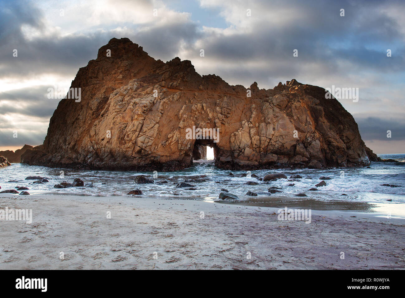 Pfeiffer Beach avec des nuages en toile Banque D'Images