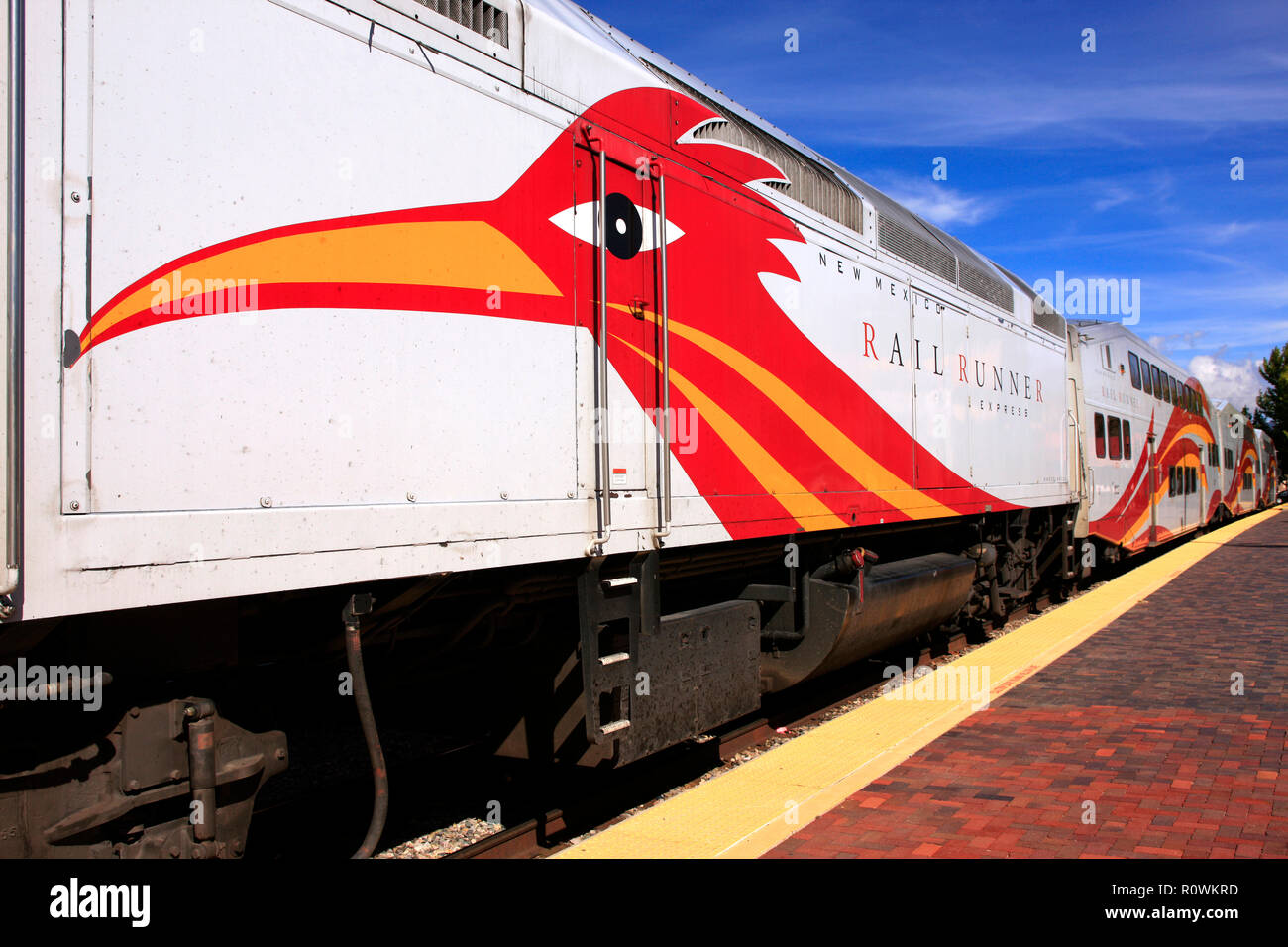 Rail train dans la glissière à la station en gare de Santa Fe, Nouveau Mexique USA Banque D'Images