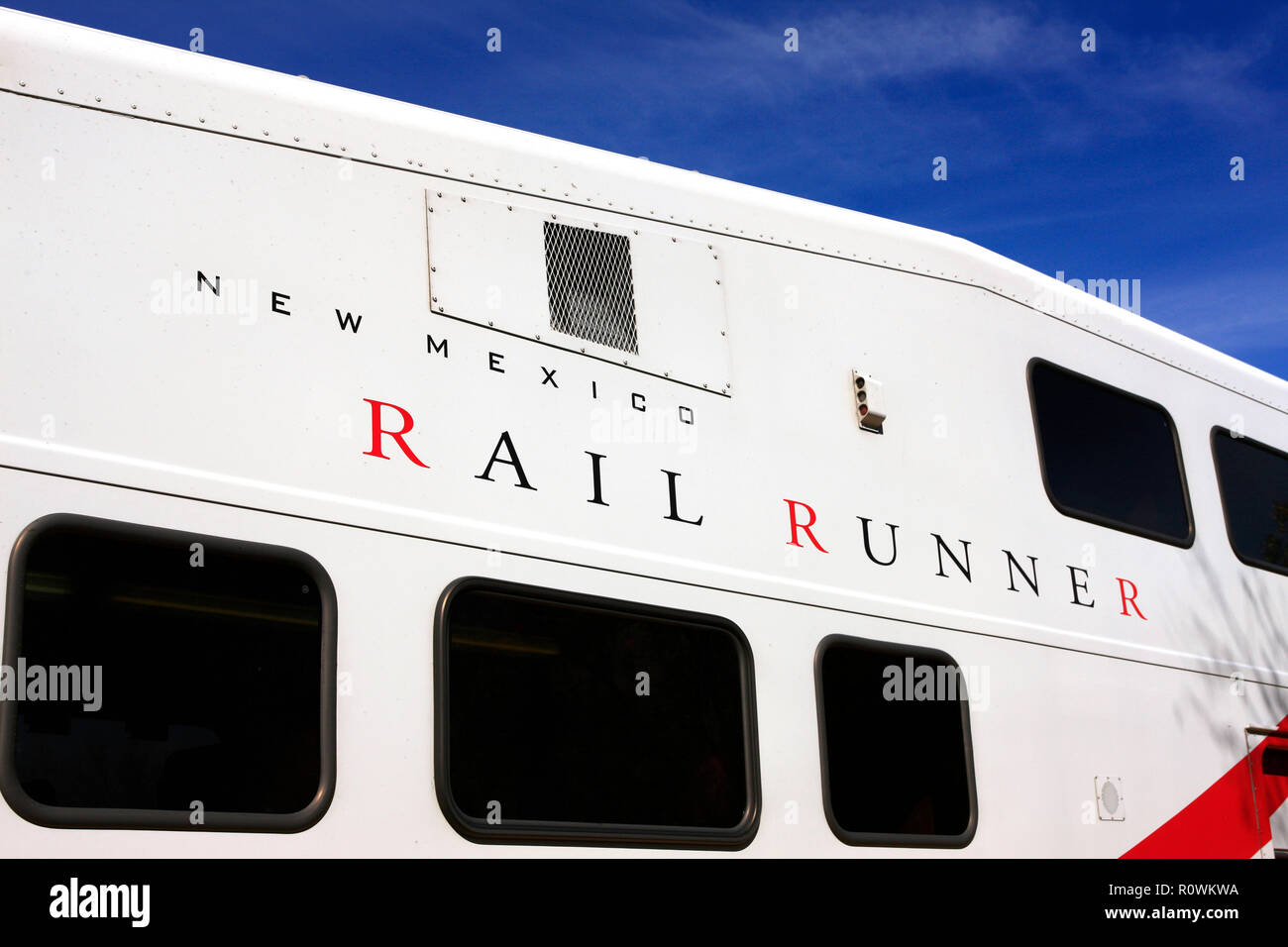 Rail train dans la glissière à la station en gare de Santa Fe, Nouveau Mexique USA Banque D'Images